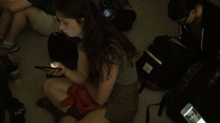 סטודנטים בהסגר ב-UCLA, בעקבות הירי, אתמול. צילום מסך טוויטר