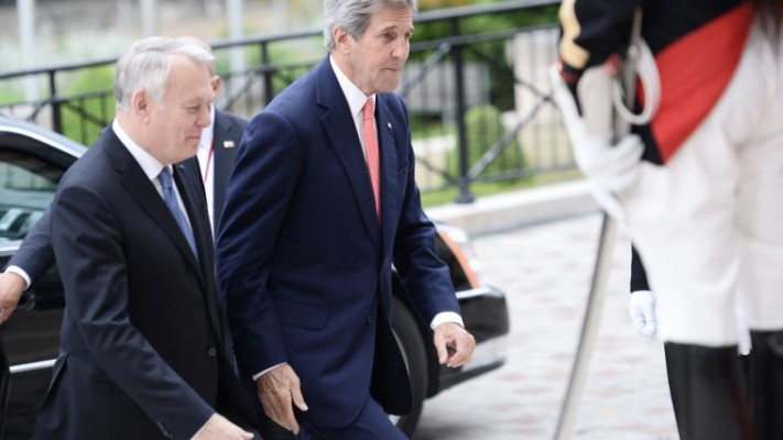 שר החוץ הצרפתי ז'אן- מרק איירו וג'ון קרי בוועידת פריז. צילום: צילום:AFP