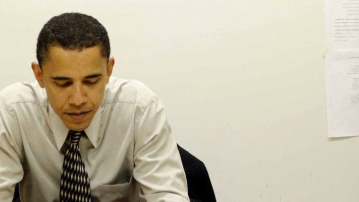 הנשיא אובמה במשרדו, עם תמונתו של מוחמד עלי