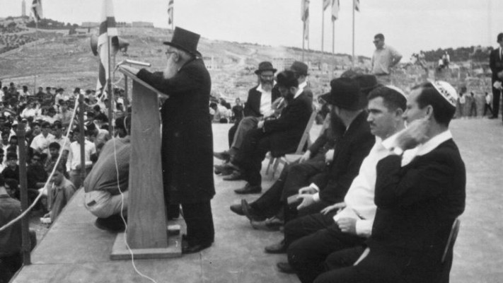 הושגה פשרה, והעצרת הועברה לתוך העיר העתיקה. חגיגות יום ירושלים הראשון, 1968. צילום: אליעזר שפר, ויקיפדיה