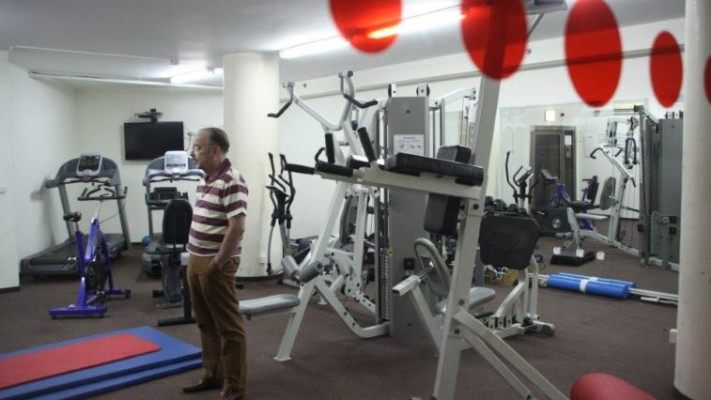 טוען כי אין בהיסטוריה המודרנית מקרה אונס של תינוק בן פחות משנתיים. הסנגור עו&quot;ד שפטל בחדר הכושר. צילום: שרון א. 