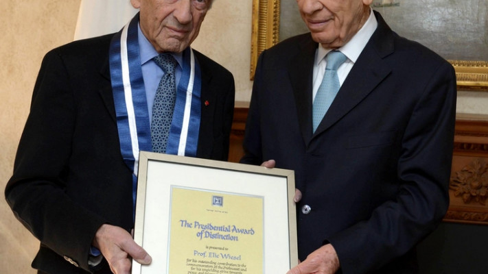 אלי ויזל מקבל את העיטור הנשיאותי מידיו של שמעון פרס, 2013. צילום: מארק ניימן, לע&quot;מ