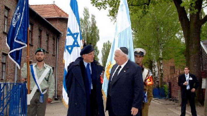 אלי ויזל בביקור באושוויץ עם ראש הממשלה אריאל שרון ז"ל, 2005. צילום: אבי אוחיון, לע"מ