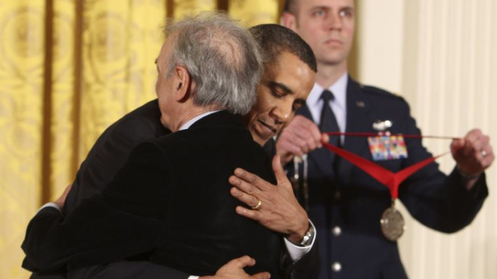 אלי ויזל מקבל מנשיא ארצות הברית ברק אובמה את המדליה הלאומית למדעי הרוח, 2010. צילום: רויטרס
