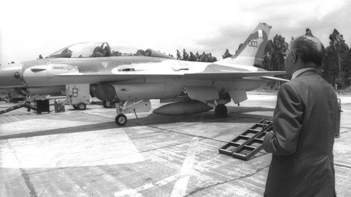 ראש הממשלה מנחם בגין בוחן מטוס מדגם F16 שהשתתף בתקיפה. צילום: חנניה הרמן, לע&quot;מ