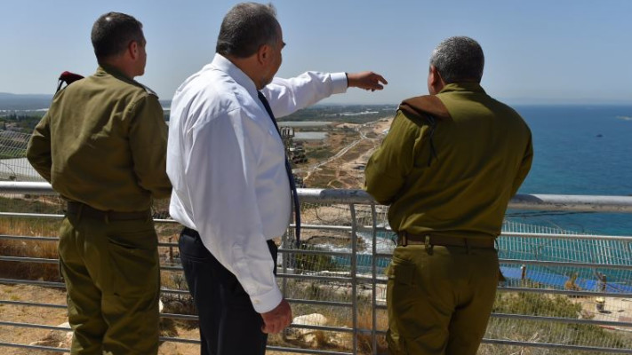 שר הביטחון אביגדור ליברמן בגזרת הצפון, היום. צילום: אריאל חרמוני, משרד הביטחון