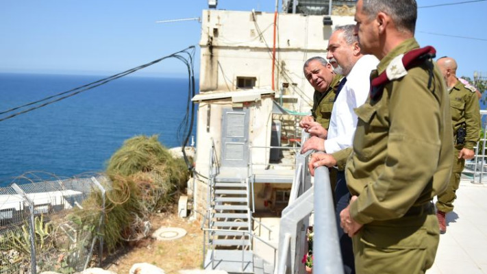 תקיפה ראשונה בתפקיד? ליברמן ובכירי צה&quot;ל בצפון. צילום: אריאל חרמוני, משרד הביטחון