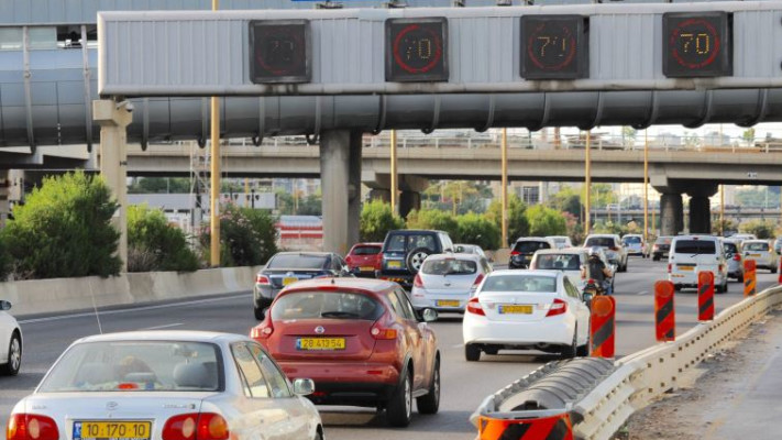 פקקים בנתיבי איילון. צילום: אבשלום שושני