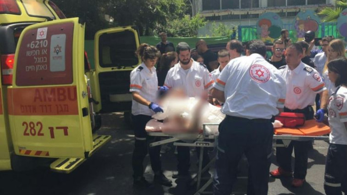 פינוי הנער שנפצע. צילום: מושיקו תיעוד מבצעי מד&quot;א