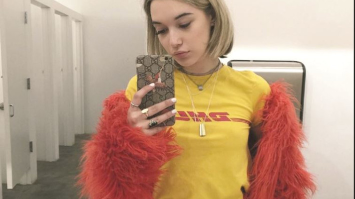 חולצה בהשראת חולצות שליחים של DHLץ צילו: אינסטגרם