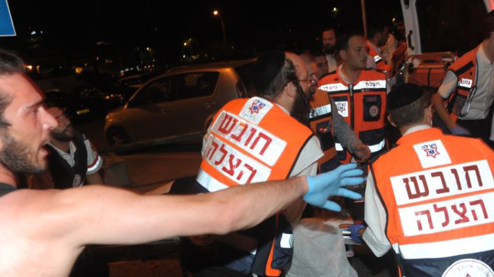 פינוי הפצועים מהפיגוע בשרונה. צילום: אבשלום ששוני