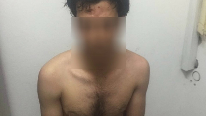 אחד המחבלים בחדר החקירות, לאחר שנתפס. 