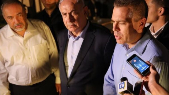 נתניהו, ליברמן וארדן בזירת הפיגוע. צילום: ללא