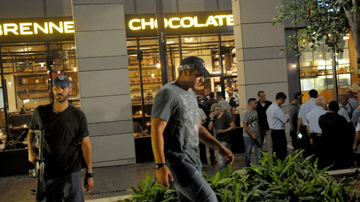 זירת הפיגוע במתחם שרונה. צילום: אבשלום ששוני 