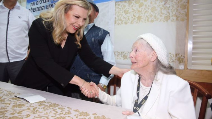ניצולת השואה שושנה קולמר ורעיית ראש הממשלה, שרה נתניהו