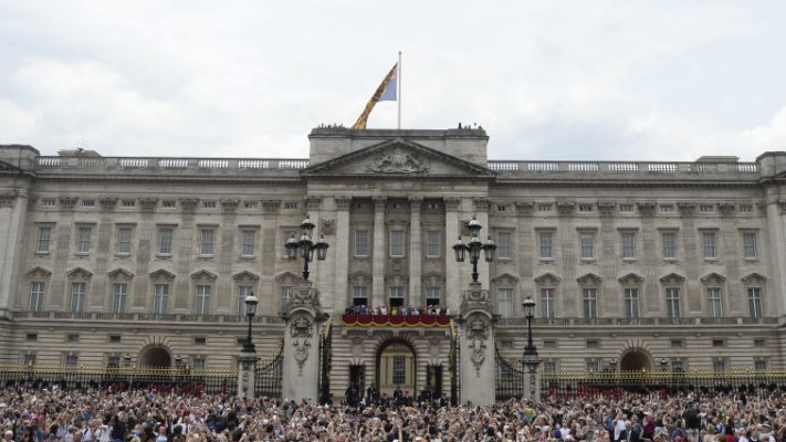 אלפים הגיעו לחגוג למלכה אליזבת יום הולדת. צילום: רויטרס