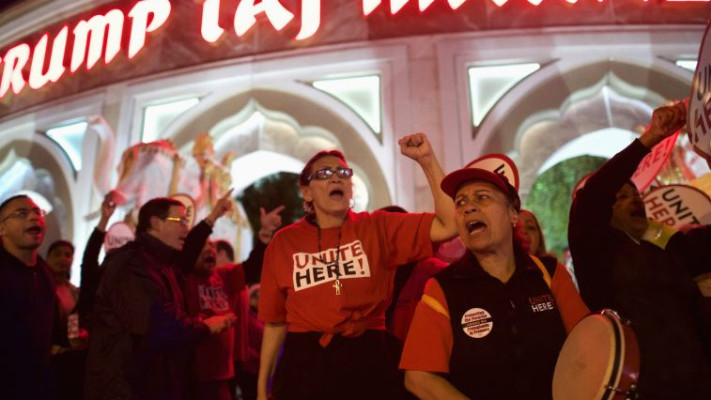 הפגנה מול הקזינו &quot;טאג' מהאל&quot; בבעלות טראמפ לשעבר באטלנטיק סיטי. צילום: רויטרס