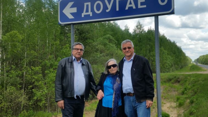 בניו ובתו של אחימאיר בסמוך לכניסה לכפר הלדתו. צילום: מרדכי חיימוביץ'