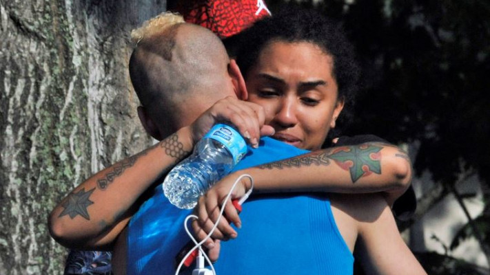 כ-50 הרוגים וכ-53 פצועים. מחוץ לזירת הטבח באורלנדו. צילום: רויטרס