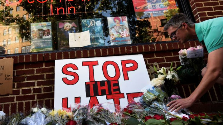 פינת הנצחה לנפגעי הטבח באורלנדו. צילום: רויטרס