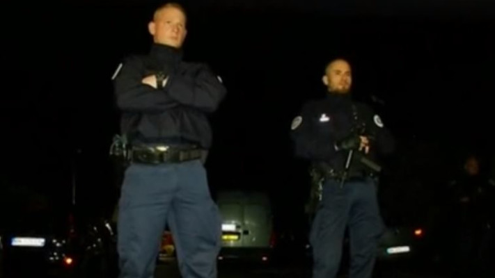  שוטרים צרפתים בזירת רצח קצין המשטרה סמוך לפריז. צילום: יוטיוב