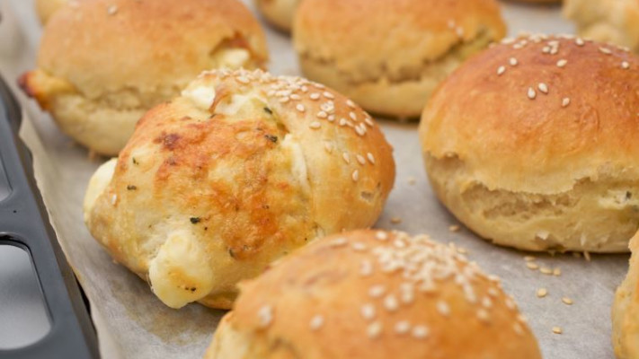 חמות מהתנור, לחמניות גבינה. צילום: פסקל רובין פרץ