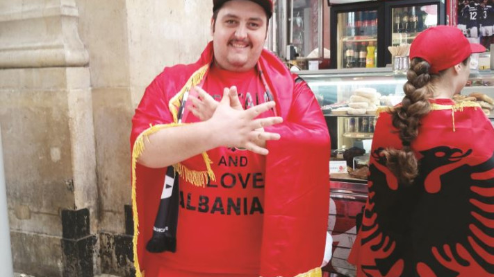 אנדרי פרנדי, אוהד אלבניה מפלורידה. צילום: אייל לוי