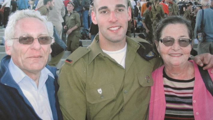 סגן חנן ברק ז&quot;ל עם הוריו. צילום: אריאל בשור