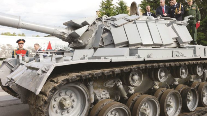 נתניהו בוחן את הטנק מקרב סולטן יעקוב, צילום: חיים צח.