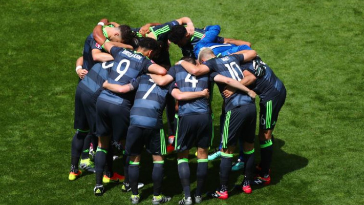 נבחרת ווילס לפני המשחק, היום. צילום: גטי אימג'ס