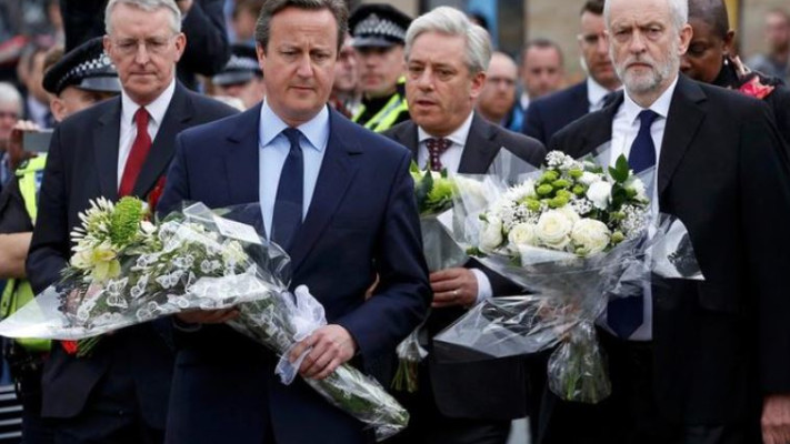 קורט קוביין ודייויד קמרון ראש ממשלת בריטניה מניחים זרים לזכרה של ג'ו קוקס