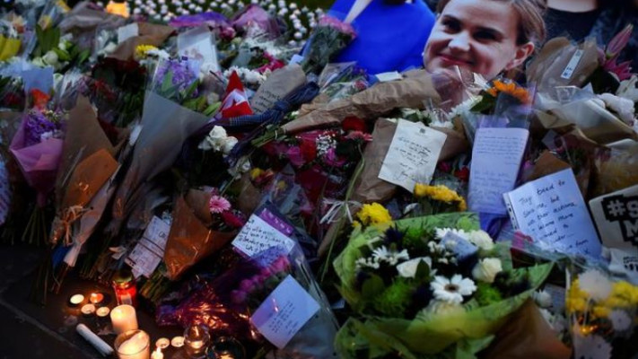 פרחים בסמוך למקום הרצחה של קוקס. צילום: רויטרס
