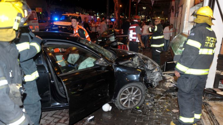 הרכב הפוגע, הנהג נהרג. צילום: אבשלום ששוני