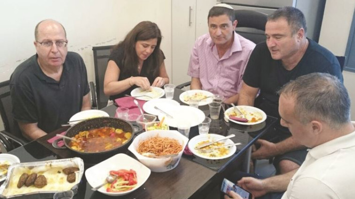 יעלון סועד עם רוז'נסקי