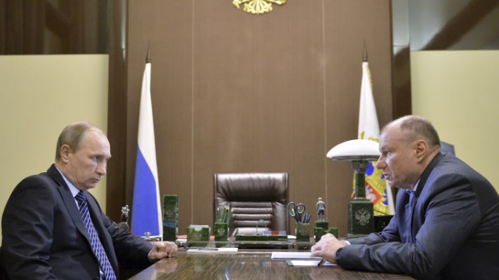 מקושר ומסתיר את נכנסיו בתרגילים ביורוקרטיים, פוטנין בפגישה עם נשיא רוסיה פוטין. צילום: רויטרס