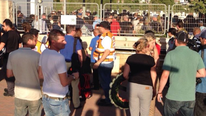 רבים הגיעו אל בית הקברות. צילום: אבשלום ששוני