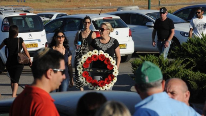 אחיותיה של ספיר ניסני בבית העלמין. צילום: אבשלום ששוני