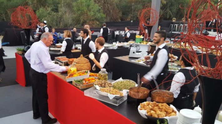 מרחב אווירי סגור ובופה מרשים, יולי אדלשטיין חוגג נישואים.