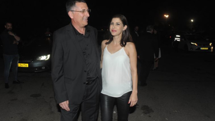 גדעון סער וגאולה אבן מגיעים לחגוג עם יולי אדלשטיין. צילום: אבשלום ששוני