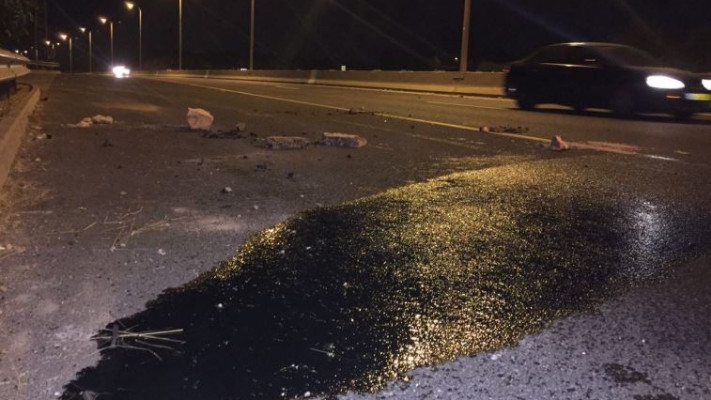המחבלים שפכו שמן על הכביש. צילום הזירה: דובר צה&quot;ל