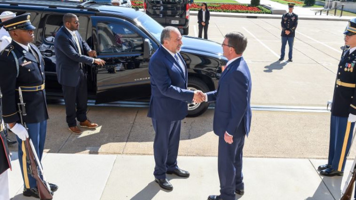 אביגדור ליברמן בפגישתו עם אשטון קרטר בארה&quot;ב. צילום: משרד הביטחון