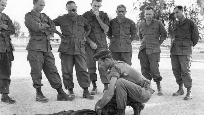 62 שנה ל'עסק הביש', קצינים בכירים בקורס צניחה: אלי זעירא, יצחק רבין, יצחק פונדק, בנימין ג'יבלי, משה דיין וצבי זמיר