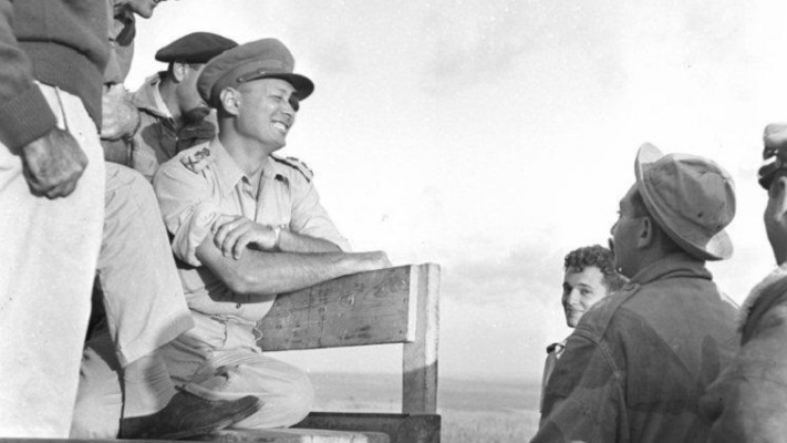 הכחשה כלפי חוץ. הרמטכ&quot;ל משה דיין בתרגיל צה&quot;ל. משמאלו בכומתה אל&quot;מ בנימין גיבלי. צילום: ארכיון צה&quot;ל במשרד הביטחון