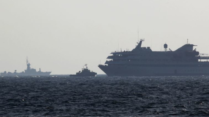 ספינת המאווי מרמרה וספינת חיל הים. צילום: פלאש 90