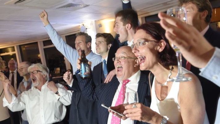 אנשים חוגגים את תוצאות הברקזיט. צילום: רויטרס