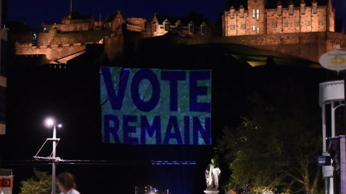 רצים להישאר באירופה, טירת אדינברו לקראת משאל העם. צילום: רויטרס