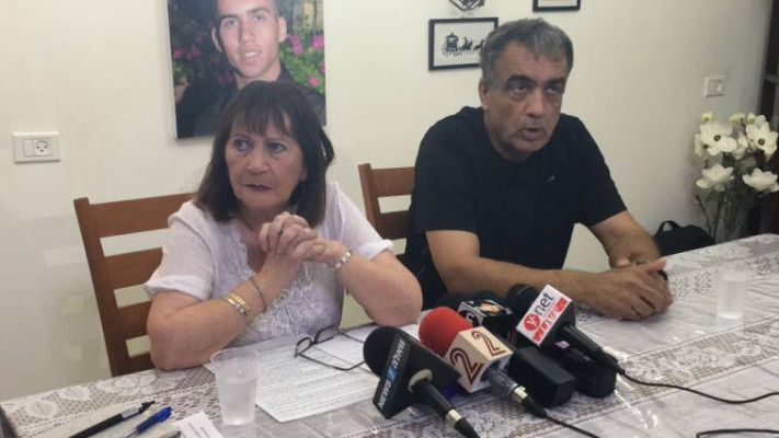 זהבה והרצל שאול, הוריו של אורון שאול במסיבת העיתונאים