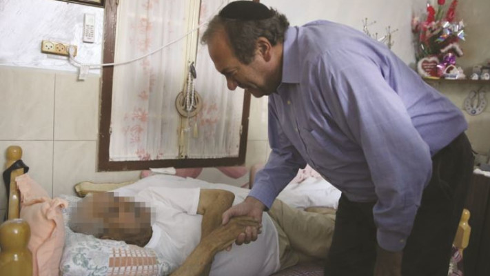 מבקר נזקקים לרגל הרמדאן. צילום: אוליביה פיטוסי