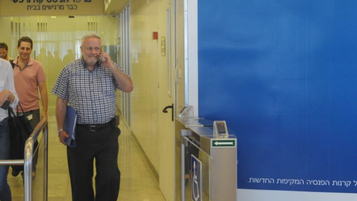 רמי סדן יוצא ממשרדי ערוץ 10, היום. צילום: אבשלום ששוני