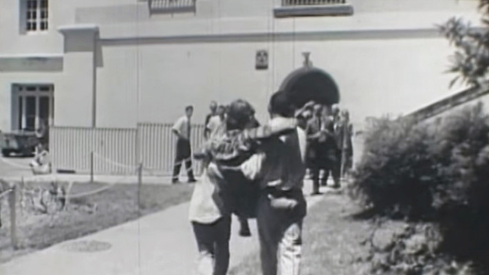 הרחובות רתחו, האספלט בעבע, ועל רקע הגיהנום הזה יצא וויטמן למסע הרצח המתודי שלו. צילום מסך: יוטיוב